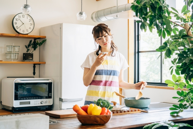 味見する女性